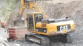 BIG Digger Excavator Digging Loading Dirt Into Dump Truck [upl. by Assi740]