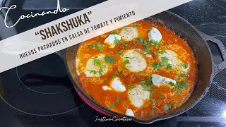 SHAKSHUKA Huevos Pochados en Salsa de Tomate y Pimiento  Huevos ahogados en Caserola [upl. by Anelac]