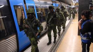 Livgardet åker tunnelbana  Swedish Life Guards on metro exercise [upl. by Beebe90]