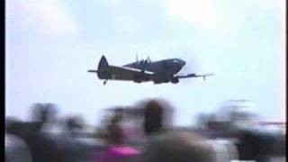 CLIPPED WING SPITFIRE  LOW amp FAST PASS  ROLLS ROYCE MERLIN AWESOME SOUND  AT RAYDON  2001 [upl. by Lupee]