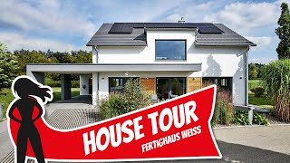 Modernes Einfamilienhaus mit integriertem Carport  Fertighaus Weiss  House Tour  Hausbau Helden [upl. by Timmy]