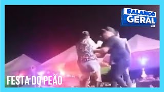 Mulher invade palco de Leonardo e é empurrada por segurança [upl. by Adnylem]