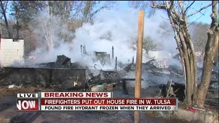 Frozen fire hydrant leaves firefighters scrambling during west Tulsa house fire [upl. by Ric297]