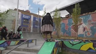 Bolivianas promueven el skateboarding y la cultura de las Cholitas [upl. by Winwaloe124]