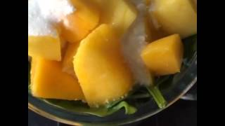 Spinazie banaan mango kokosmelk smoothie [upl. by Nekcarb]