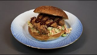 Sprød kyllingeburger med coleslaw [upl. by Eizzo]