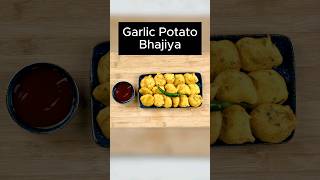 LASANIYA BATATA BHAJIYA  Garlic Potato Bhajiya  कुरकुरे लहसुन आलू पकौड़े  Aloo Ke Pakode [upl. by Erehc]