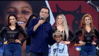 Menino vaqueiro canta e dá show no palco [upl. by Bigner]