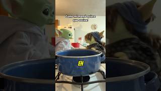 No puede evitar enseñar sin gritar 🥲humor meme babyyoda cocinar [upl. by Elakram783]