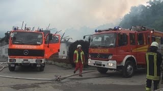 GROSSBRAND AUF REITERHOF  SCHEUNE IM VOLLBRAND  12 Pferde gerettet FEUERWEHR VELBERT [upl. by Aicilak298]