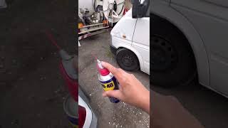 Résoudre le grincement de portes de voitures avec du WD40 automobile mechanic mecanica astuce [upl. by Fanestil]