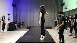 Solo  Learn catwalk  Modeling  Runway walk  How to walk [upl. by Clorinde]