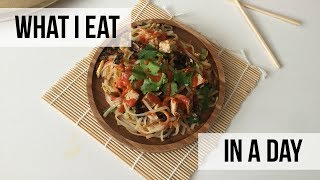 WHAT I EAT IN A DAY  Recette de nouilles sautées aux légumes 🍽 [upl. by Nathanil]