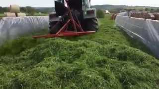 Zetten für Grassilage mit Fendt Vario 714 SCR [upl. by Adnopoz]