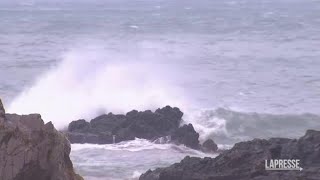 Giappone la tempesta tropicale Khanun sulle coste del sud [upl. by Ahsea976]