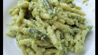 Primi piatti Le salse Ricetta  Trofie al pesto con patate e fagiolini [upl. by Arvell]