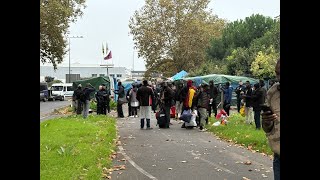 jeudi 31 Octobre Evacuation policière piquet travailleurs sanspapiers Chronopost Alfortville [upl. by Kcirdahs]