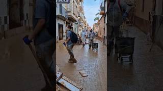 ELLOS BUSCAN CADAVERES Y RESTOS HUMANOS EN GARAJES Y CALLES DE PAIPORTA VALENCIA ESPAÑA DESTROZADOS [upl. by Gallard918]