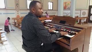 ORGANIST FLORIAN HAULE AKICHEZA WIMBO BWANA AMENITENDEA MAMBO MAKUU FROM ILEMBULA RC [upl. by Beedon]