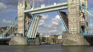 London ♥ 2011  Tower Bridge opening and closing [upl. by Hett]