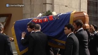 Ovación a la Duquesa de Alba a su llegada a la capilla ardiente [upl. by Hanafee]