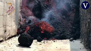 Una colada de siete metros avanza entre plataneras en La Palma [upl. by Ennaeilsel805]