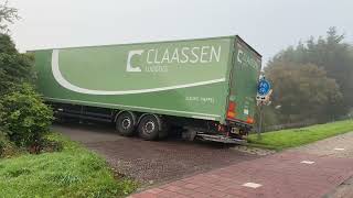 Vrachtwagen bungelt boven de sloot in ‘sGravenzande [upl. by Brahear]