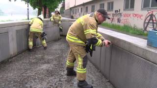 Übung Berufsfeuerwehr und Freiwillige Feuerwehr bauen Hochwasserschutz auf [upl. by Aibonez]