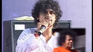 Sonu Nigam Live Performance  Sukh Ke Sab Saathi [upl. by Biernat]