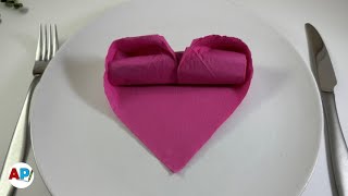 Come piegare un tovagliolo di carta a forma di cuore  Tovaglioli DIY [upl. by Alfie26]