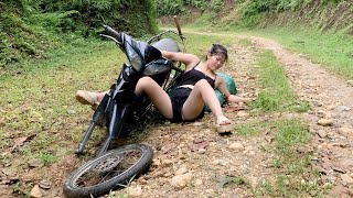 Overcoming motorbike accidents on hilly roads  Recovering motorbikes with lost wheels [upl. by Elatia601]