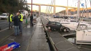 Port du Légué  une voiture glisse et sencastre contre des bateaux [upl. by Kosaka]