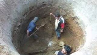 HAND DIGGING A WELL IN MEXICO Excavando a mano un pozo [upl. by Wei]