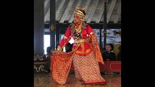 Traditional Javanese dance at Sultans Palace [upl. by Gniw]