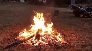 BURNING 🔥 THE LEFTOVER FILE OF 🏡 HOUSE OLD 🪵 WOODEN SIDINGS AT THE YARD TODAY 🌞 🌙 🍃 🍂 🍁 🙏 🦸‍♂️ 👍 👌 😃 [upl. by Johnna449]