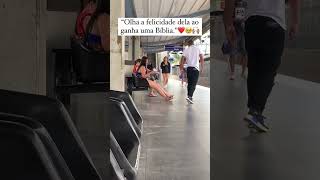 Vejam oque aconteceu mulher ganhar Bíblia na estação 😱😱😱😱😱fe reels deus amor jesus vida [upl. by Anitroc363]