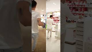 Wer weiß Bescheid👟 Azubi vs Chef 🤜🏻🤛🏻 storemanagervsazubi [upl. by Briney78]