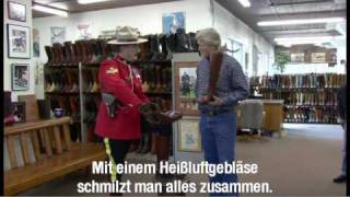 Warum in knallrot Die Uniform eines Mounties  Alberta Kanada [upl. by Anitsrihc]