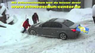 Mit Schneeschuhen wäre man besser drann Lustig Auto im Schnee [upl. by Jocelin]