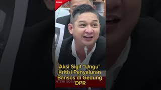 Aksi Sigit quotUnguquot Kritisi Penyaluran Bansos di Gedung DPR [upl. by Noinatrad51]