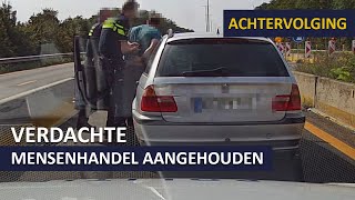 Politie  Mensensmokkelaar  handelaar aangehouden  Achtervolging  Valse kentekenplaten [upl. by Haidej]