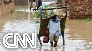 Hotel desaba no Paquistão após forte enchente  CNN SÁBADO [upl. by Namhcan343]