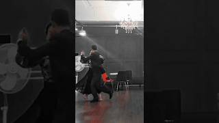 cambio axis reves giro con sacada y enganche 탱고스텝 tango step 세라y라우 in 엘알마 [upl. by Alister]