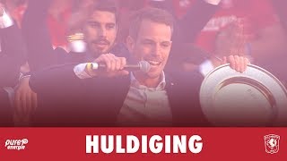 HULDIGING  Spelers zingen tijdens huldiging [upl. by Isyed]