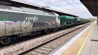 LOCOMOTORA 253041 RENFE MERCANCÍAS  TOLVAS DE BALASTO DE RENFE POR ARANJUEZ [upl. by Adlev]