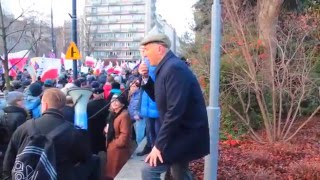 Roman Giertych SKACZCIE DO GÓRY tresura oporników z KOD demonstracja marsz KOD skacze śmieszne filmy [upl. by Gnouhc359]