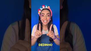 Um dedinho vira uma minhoca… musicainfantil paracrianças musica [upl. by Maram]