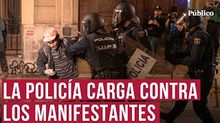 La policía carga contra manifestantes y periodistas en València tras la manifestación contra Mazón [upl. by Goodrich]