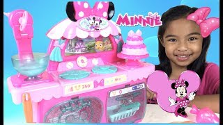 Disney Minnie Mouse Bowtastic Pastry Playset Color Changing Cake  Toys Academy [upl. by Gnouhc]