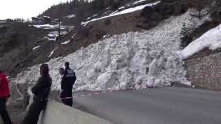 Avalanche sur la route de Tignes et Val dIsère [upl. by Queri]